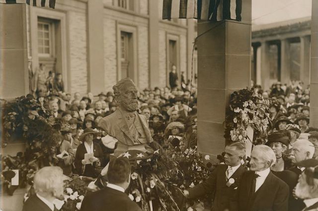 The unveiling of Lee's bust in the Hall of Fame in 1923